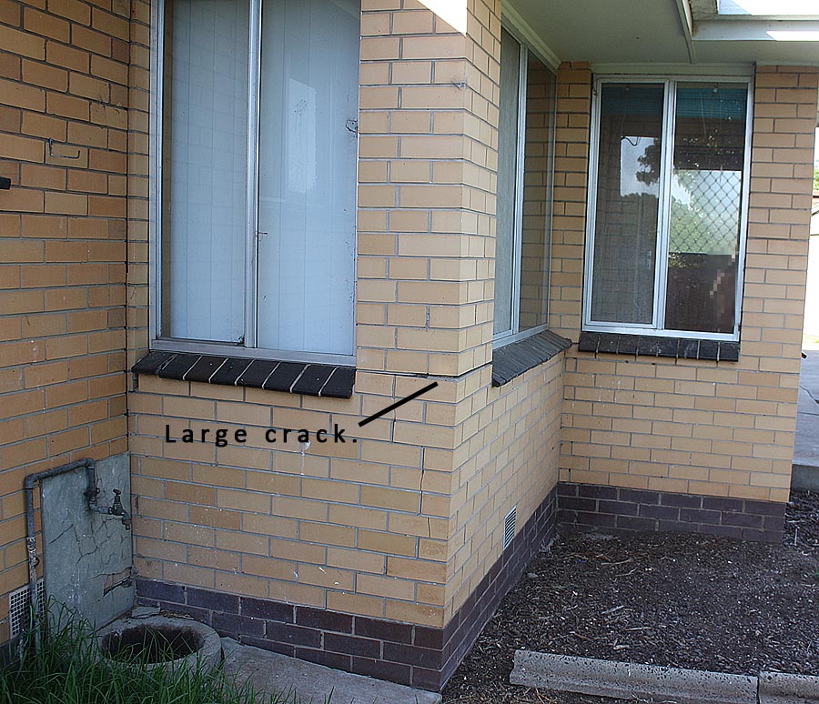 2nd_Crack_in_brickwork.jpg