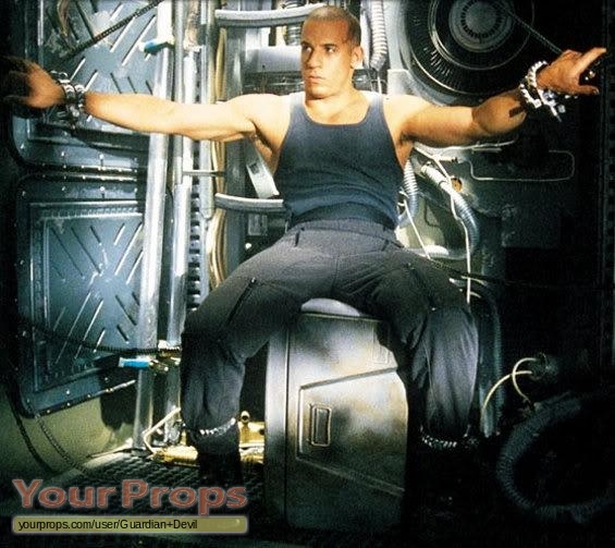 Pitch-Black-Riddick-Vin-Diesel-Hero-Costume-5_001.jpg