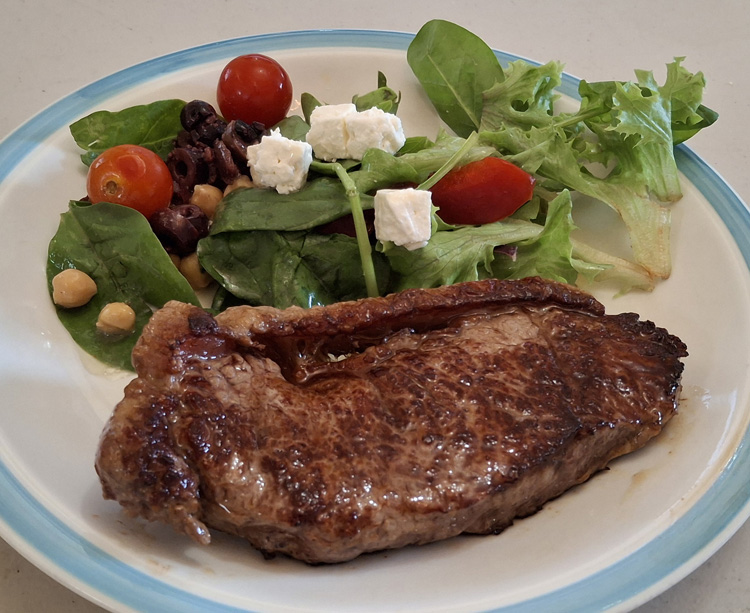 Steak_and_salad.jpg