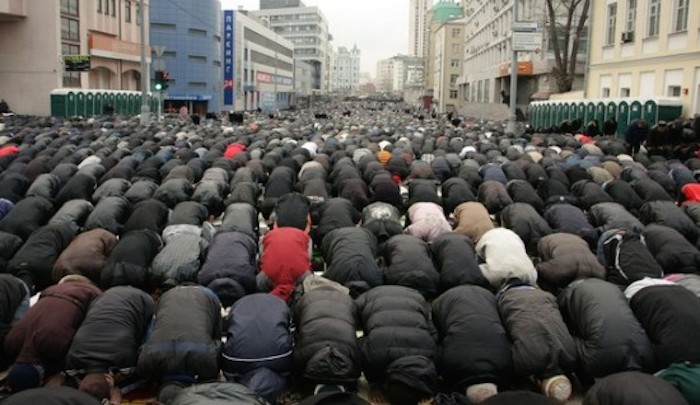 muslims-prayers-France.jpg