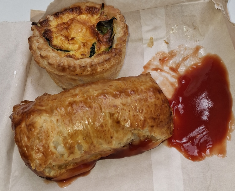 quiche_and_sausage_roll_001.jpg